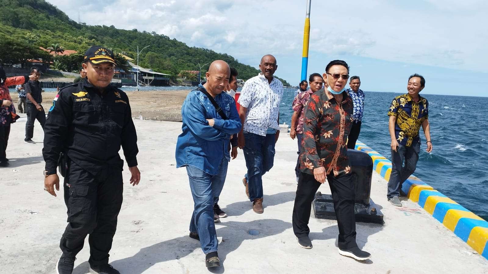 Direktur Jenderal Perikanan Tangkap Kementerian Kelautan dan Perikanan (KKP), Muhammad Zaini (tengah) meninjau Pelabuhan perikana di Banyuwangi (foto: Muh Hujaini/Ngopibareng.id)