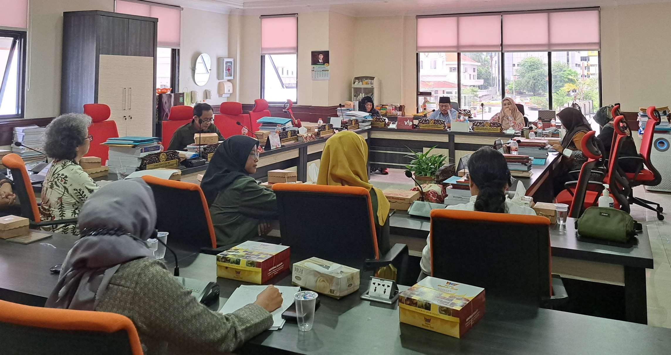 Pembahasan revisi Perda Anak tahun 2011 di ruang Komisi D DPRD Kota Surabaya. (Foto: Pita Sari/Ngopibareng.id)