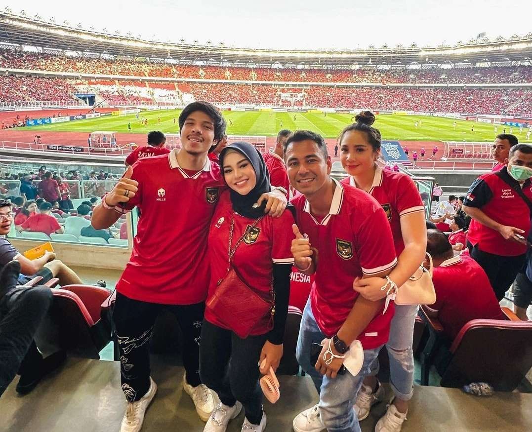 HP Aurel Hermansyah dicopet saat antre masuk Stadion GBK nobar Timnas Indonesia leg 1 Piala AFF kontra Vietnam di Stadion GBK Senayan Jakarta, Jumat 6 Januari 2023. (Foto: Instagram @raffinagita1717)