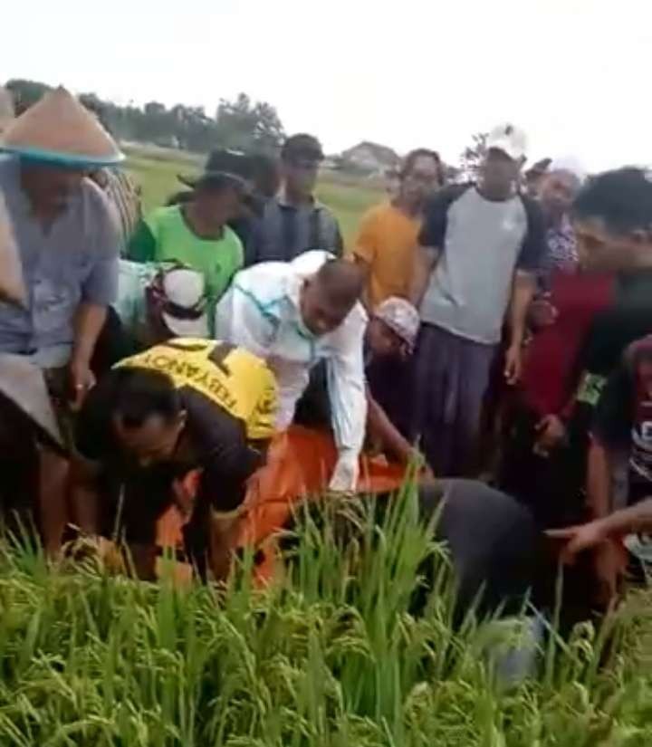 Proses evakuasi jenazah korban tersambar petir (Foto: Tangkapan Layar)