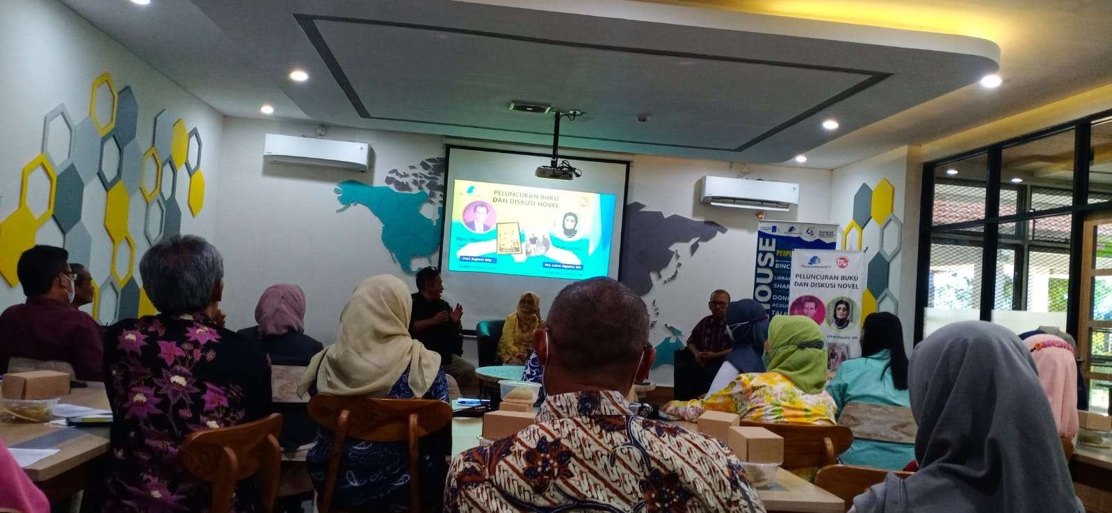 Prof Sugimin WW, dosen Fisika, meluncurkan novel dokumenter berjudul ``Ndara Mantri Guru``, sedangkan Dra Lubna Algadrie, MA meluncurkan ``Form Sydney With Love``. berlangsung di Creative Co–Working Space (CCWS)  Perpustakaaan ITS Lantai 1 Jl. Raya ITS Sukolilo Surabaya, Sabtu, 7 Januari 2023. (Foto: istimewa)