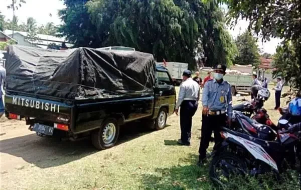 Belasan mobil angkutan barang terjaring razia gabungan polisi dan Dishub, karena kedapatan surat uji KIR kadaluarsa. (Foto: Satlantas Polres Bondowoso)