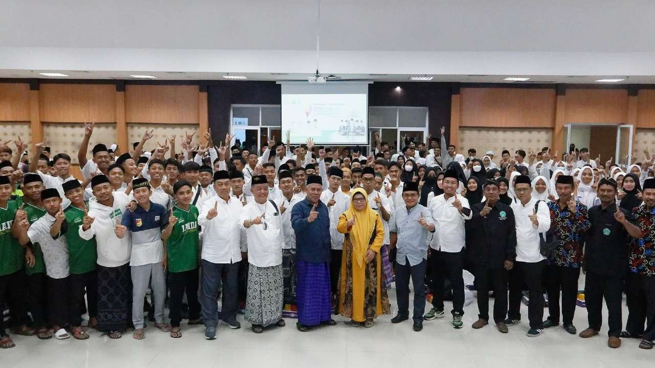 Ratusan atlet memadati Gedung Rektorat Universitas Negeri Surabaya (Unesa) Lidah Wetan, bersama jajaran Pengurus Wilayah Nahdlatul Ulama (PWNU) Jawa Timur. (Foto: porseni)