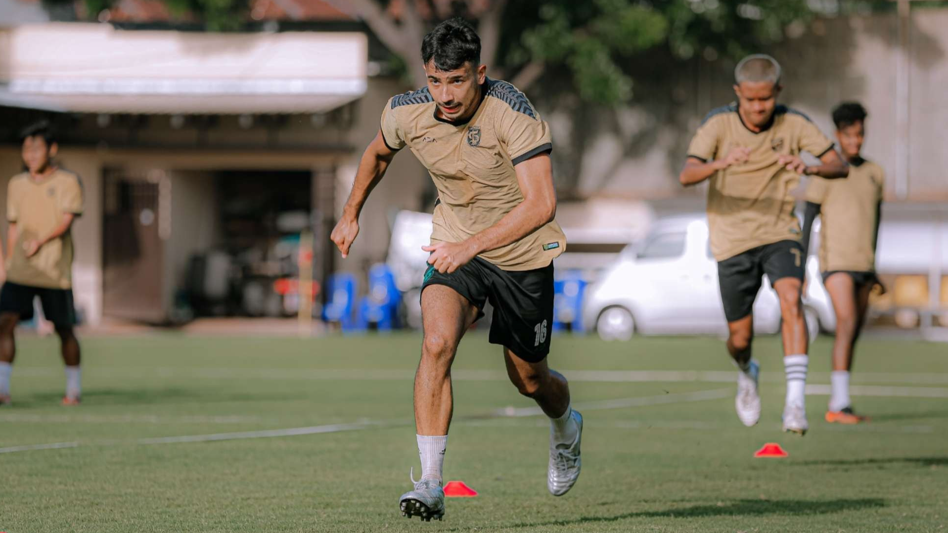 Pemain Persebaya, George Brown saat menjalani latihan di Lapangan Polda Jatim, Surabaya. (Foto: Persebaya)