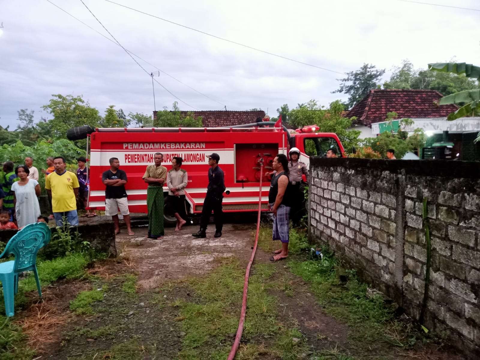 Tim Damkar Lamongan saat memadamkan api di lokasi kejadian. (Foto: Istimewa)