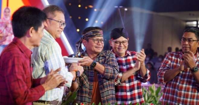 Direktur Utama SIG, Donny Arsal menyerahkan potongan tumpeng  kepada Komisaris utama SIG Rudiantara  ( Foto: Media SIG )