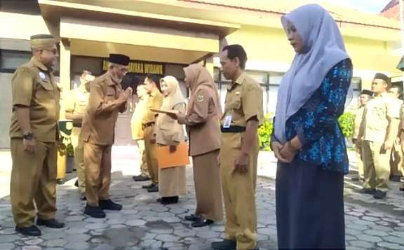 Bupati Bondowoso, Salwa Arifin didampingi Plt Kepala BKPSDM, Sugiono Eksantoso, menyerahkan SK Bupati kepada 79 tenaga pendidikan. (Foto: Humas BKPSDM Bondowoso)