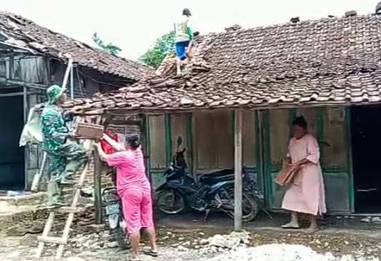 Ibu-ibu ikut membantu mengangkat genteng bersama anggota TNI yang ikut gotong royong di Kecamatan Sekar Bojonegoro, Senin 9 Januari 2023. (Foto: dok Kodim Bojonegoro).