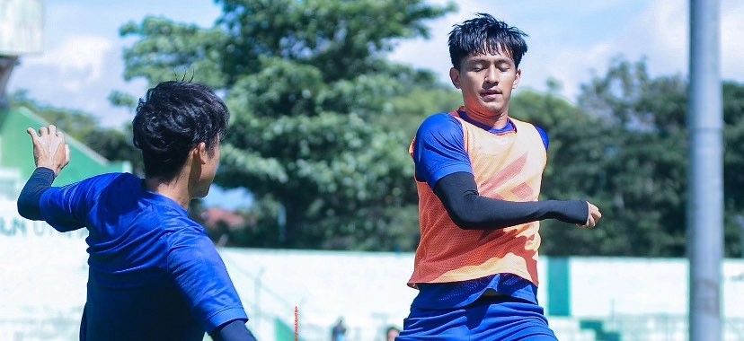 Salah satu Striker Arema FC, Hanis Saghara (kanan) saat menjalani sesi latihan (Foto: Twitter/@AremafcOfficial)