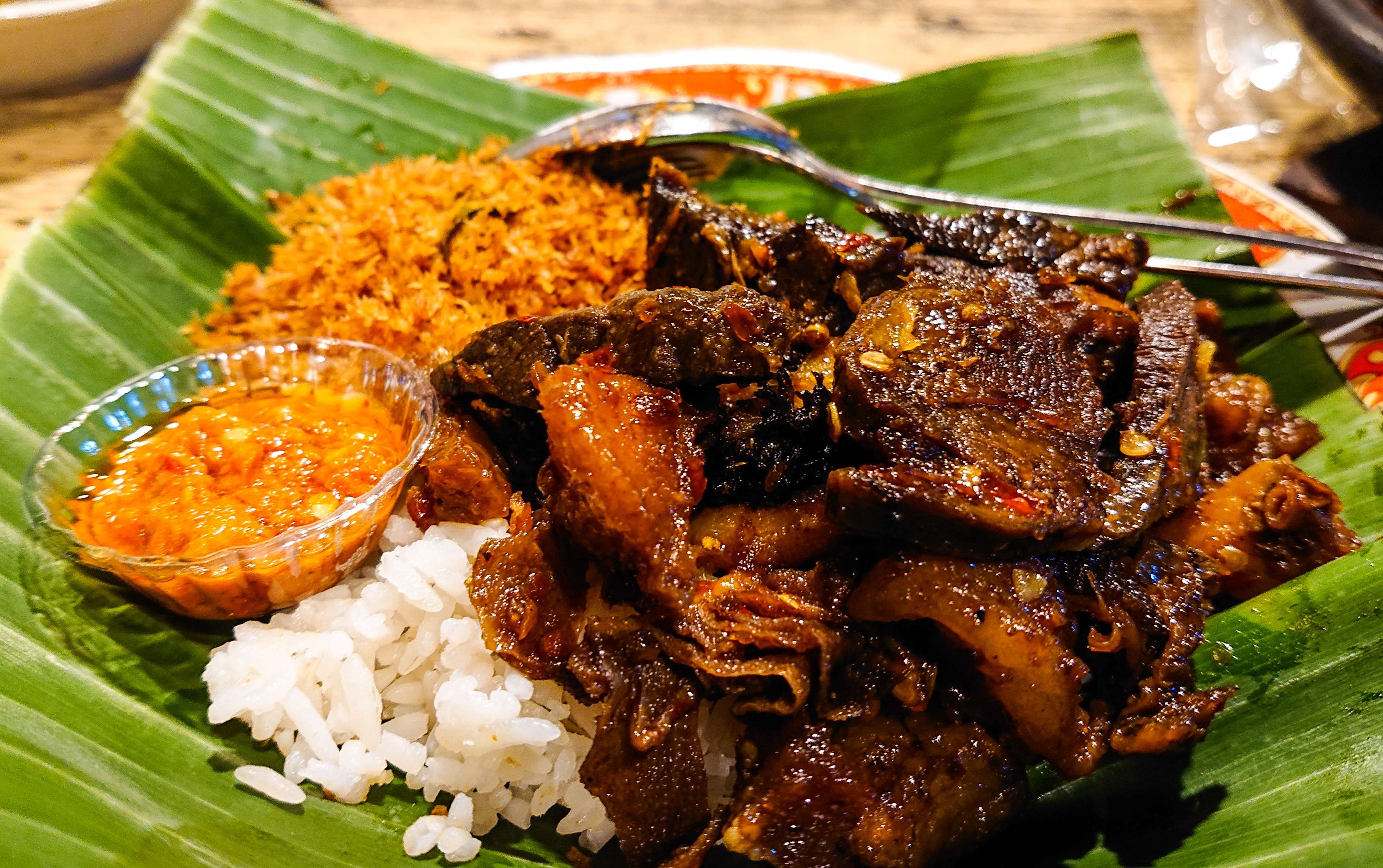 Penampakan nasi babat Oemik Ika di Depot Ganjarane Hidayah Sidoarjo. (Foto: Aini/Ngopibareng.id)