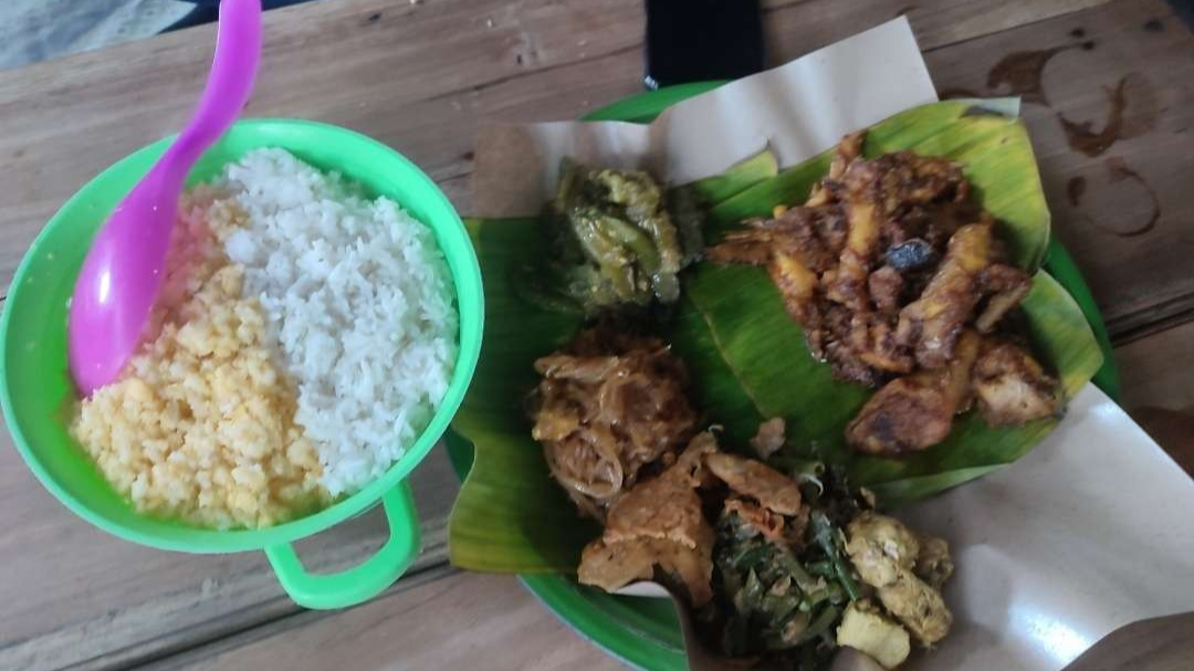 Nasi jagung legendaris paket jumbo Putri Amela. (Foto: Deni Lukmantara/Ngopibareng)