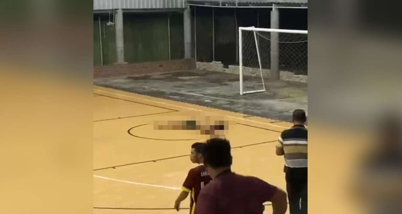 Pemuda di Tuban meninggal dunia tertimpa gawang saat bermain futsal. (Foto: Tangkapan layar)