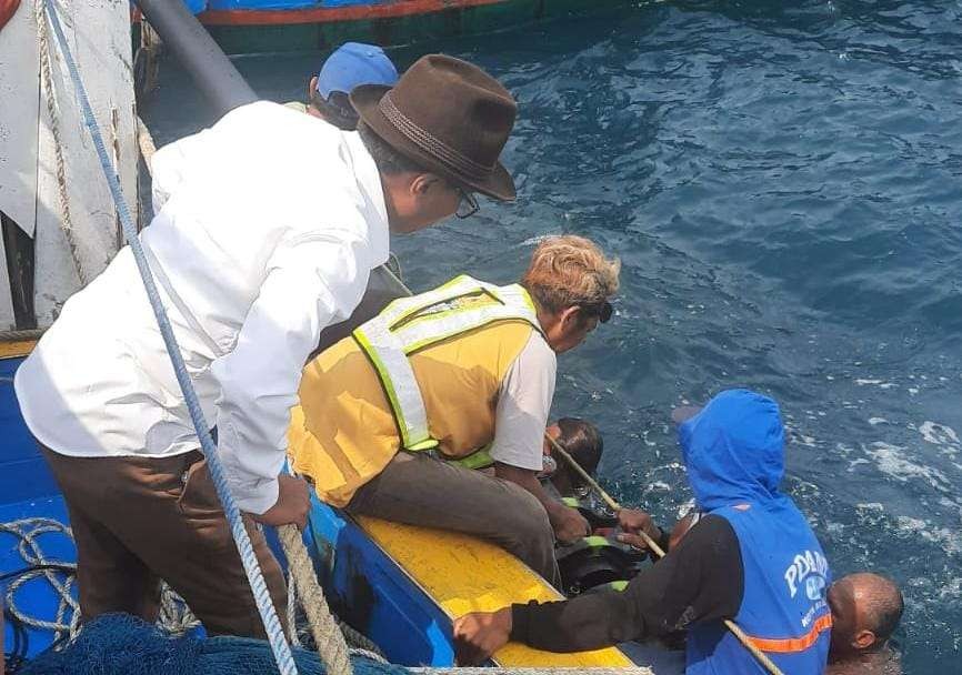 Proses perbaikan pipa PDAM bawah laut di perairan Pulau Giliketapang, Kabupaten Probolinggo. (Foto: Ikhsan Mahmudi/Ngopibareng.id)