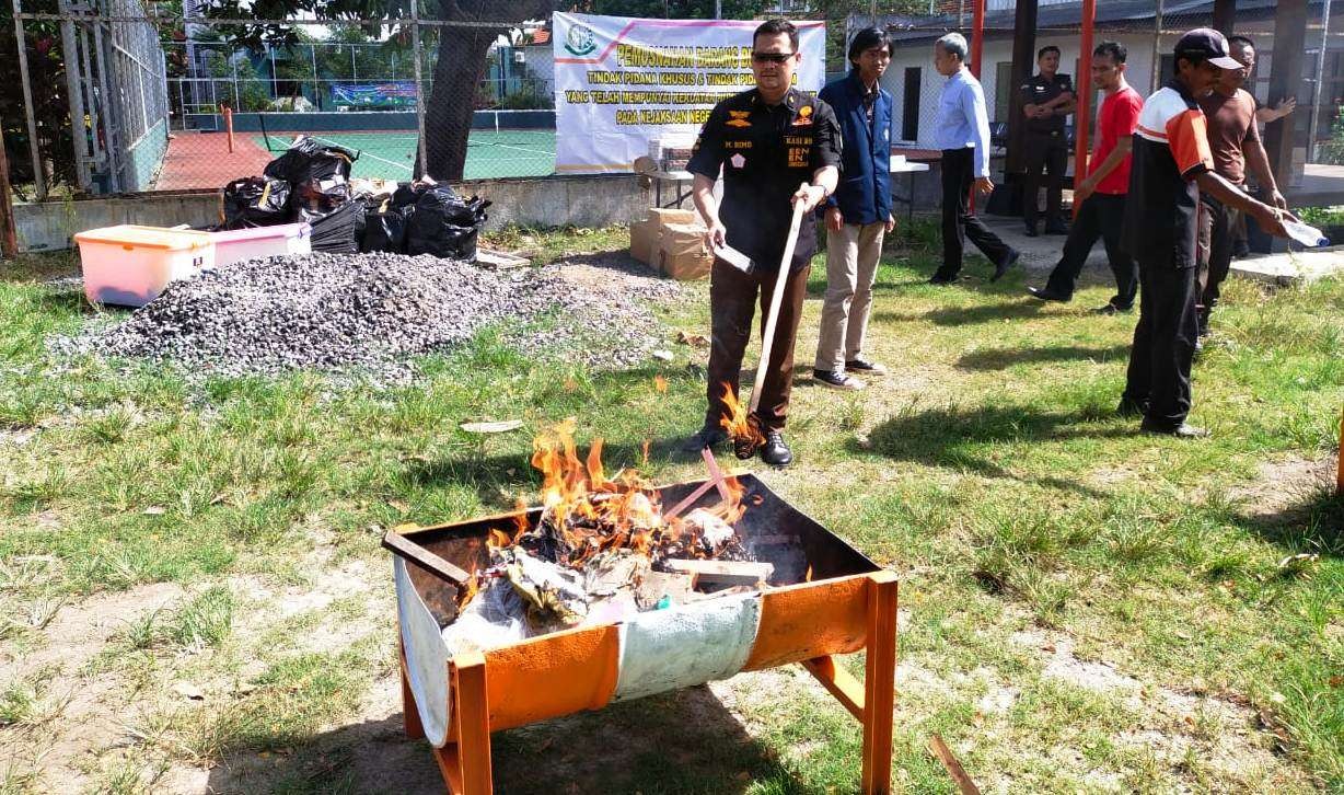 Kejari Banyuwangi melakukan pemusnahan barang bukti rokok tanpa cukai dan barang bukti lainnya. (Foto: Istimewa)