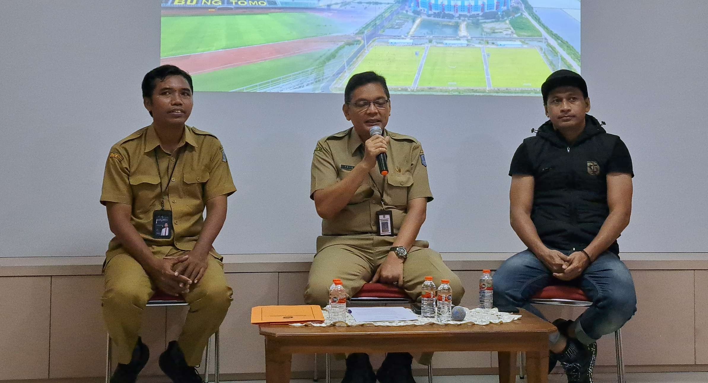 Kepala Bidang (Kabid) Olahraga Disbudporapar Kota Surabaya, Trio Wahyu Bowo (tengah) bersama Manajemen Persebaya, Alex Tualeka. (Foto: Pita Sari/Ngopibareng.id)