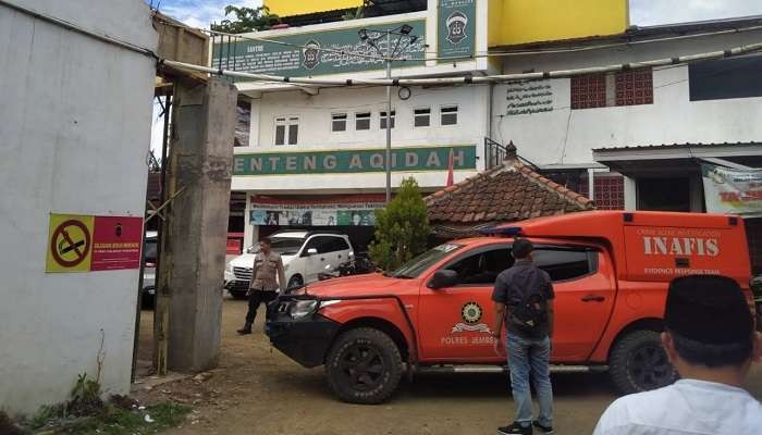 Unit PPA Polres Jember saat melakukan oleh TKP terkait dugaan pengasuh ponpes syariah cabuli santri (Foto: Rusdi/Ngopibareng.id)