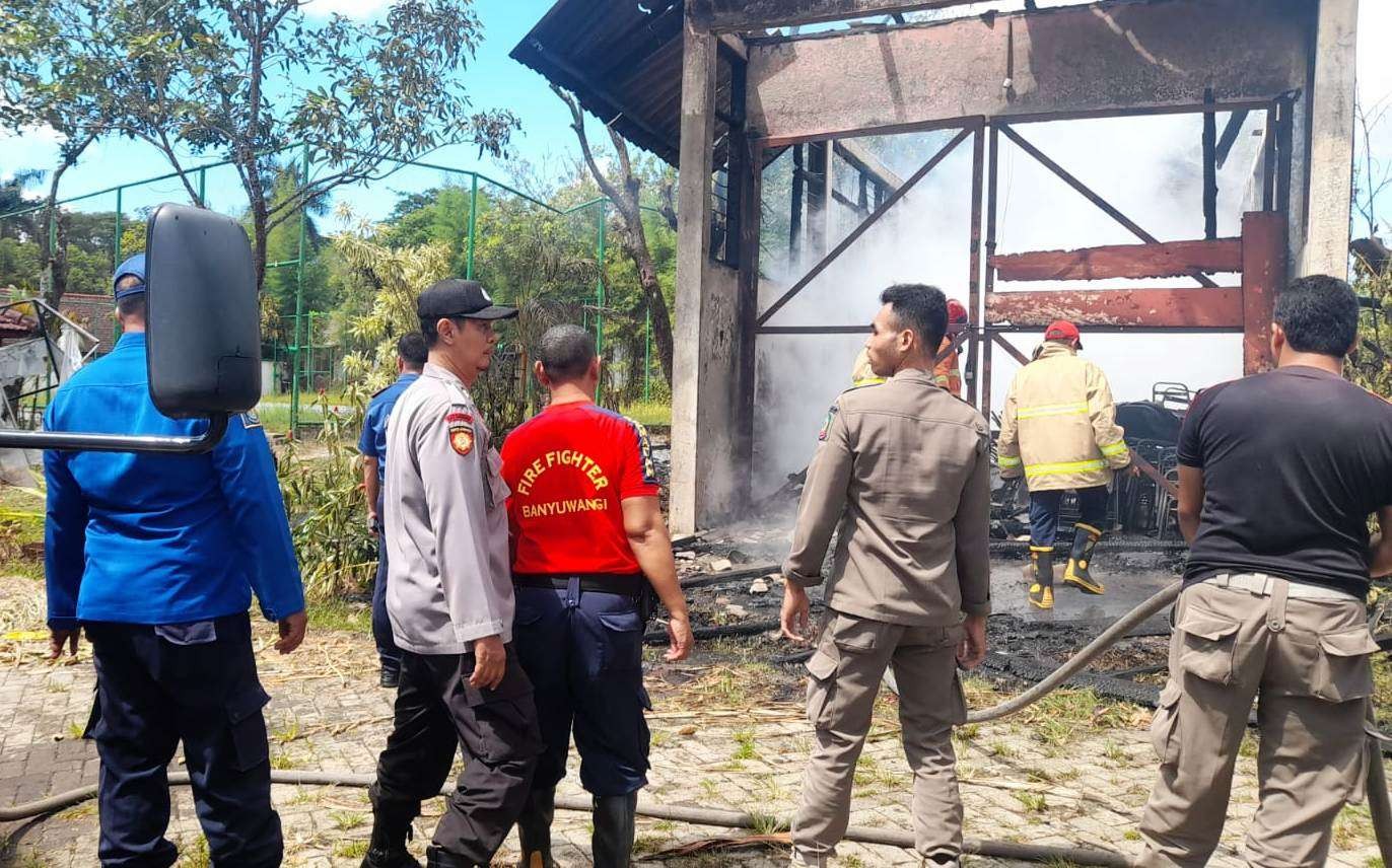 Petugas berusaha memadamkan api yang membakar gudang diklat PNS Licin (Foto: istimewa)