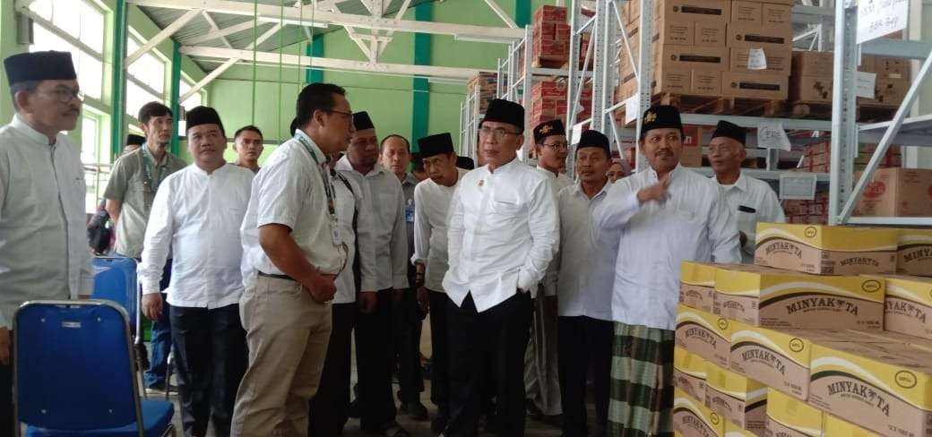 Ketua PBNU bersama rombongan saat meninjau perkembangan BUMNU Grosir Jember (Foto: Dok PBNU)