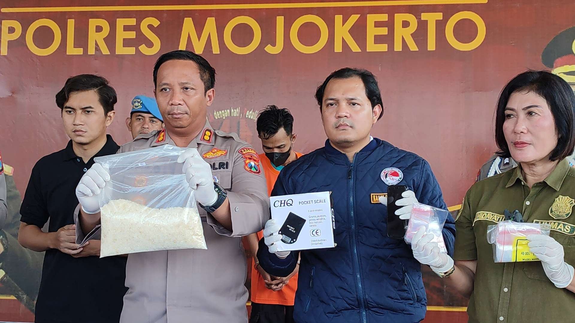 Sabu sebesar 850 gram diamankan polisi.(Foto : Deni Lukmantara/Ngopibareng)