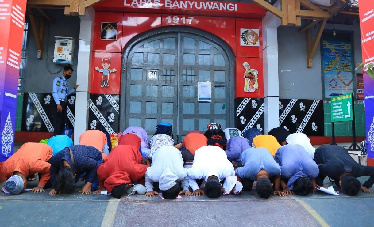 Para narapidana Lapas Banyuwangi melakuka sujud syukur setelah mendapatkan program asimilasi rumah. (Foto: Istimewa)