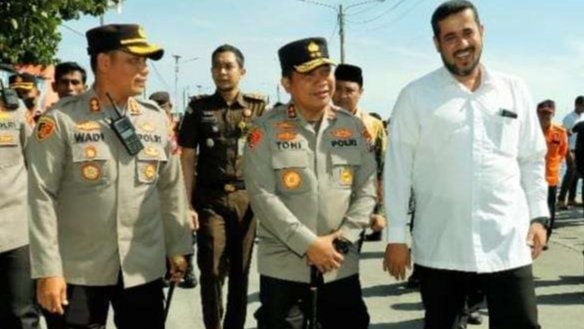 Kapolda Jatim, Irjen Toni Harmanto (tengah) bersama Kapolresta AKBP Wadi Sa’bani (kiri) dan Walikota Habib Hadi Zainal Abidin. (Foto: Ikhsan Mahmudi/Ngopibareng.id)