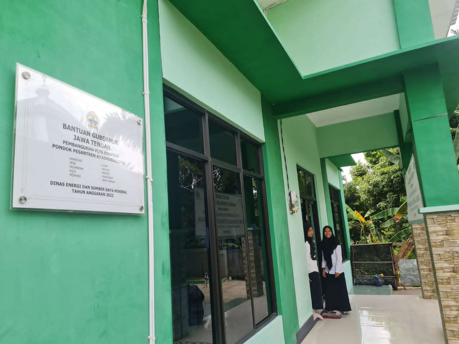 Pondok Pesantren Riyadhussholihin Nguter, Kabupaten Sukoharjo, Jawa Tengah, yang mendapat bantuan PLTS dari Dinas ESDM Jawa Tengah. (Foto: istimewa)