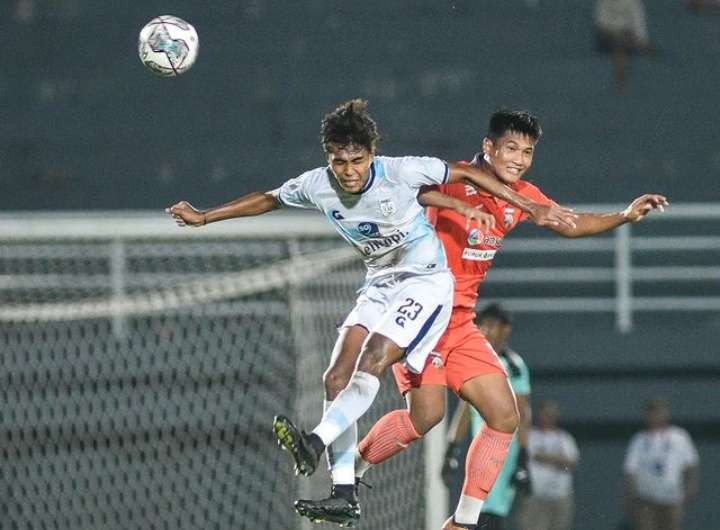 Persela Lamongan saat melawan Borneo FC dalam laga uji coba, Rabu, 11 Januari 2023. (Foto: Instagram Persela.fc)