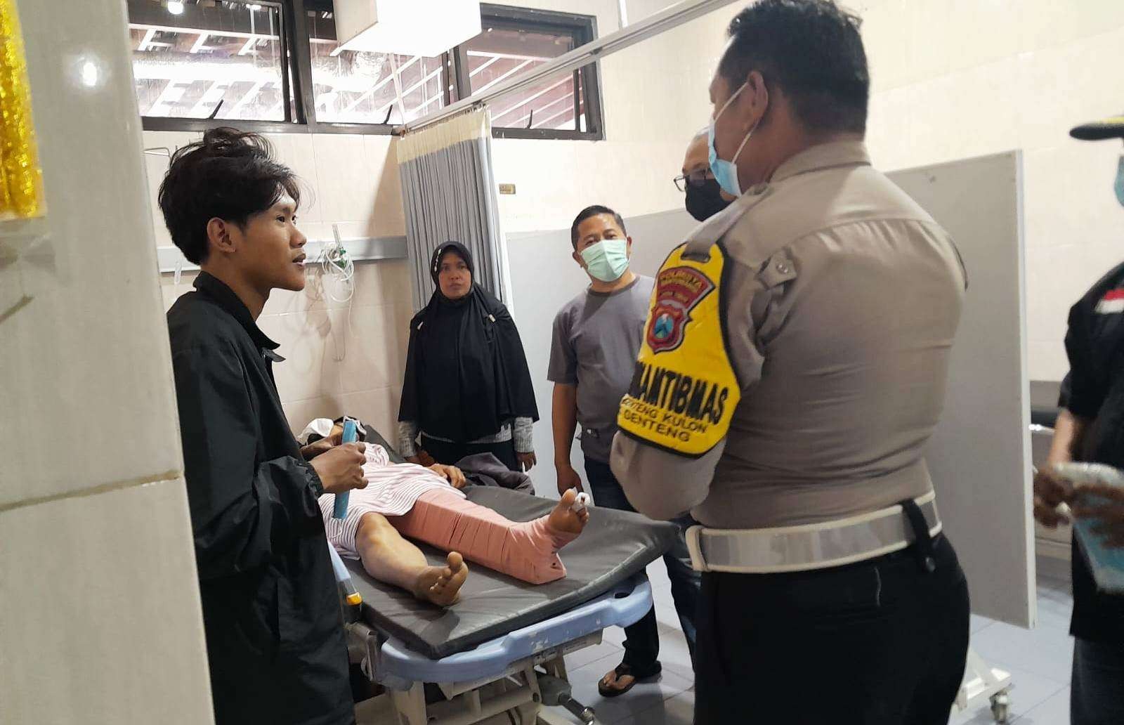 Korban tabrak lari menjalani perawatan di RSUD Genteng (Foto: Istimewa)