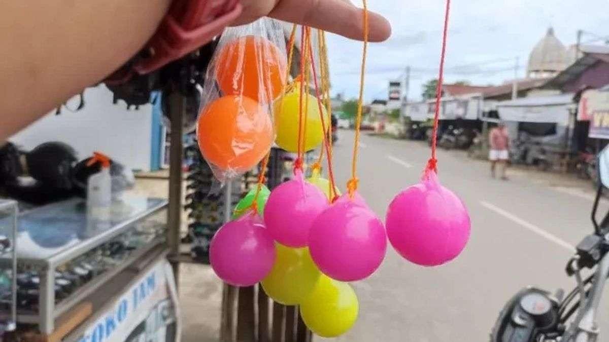 Mainan lato-lato yang sedang ngetren di kalangan anak anak hingga orang dewasa. (Foto: Antara/Teofilusianto T)