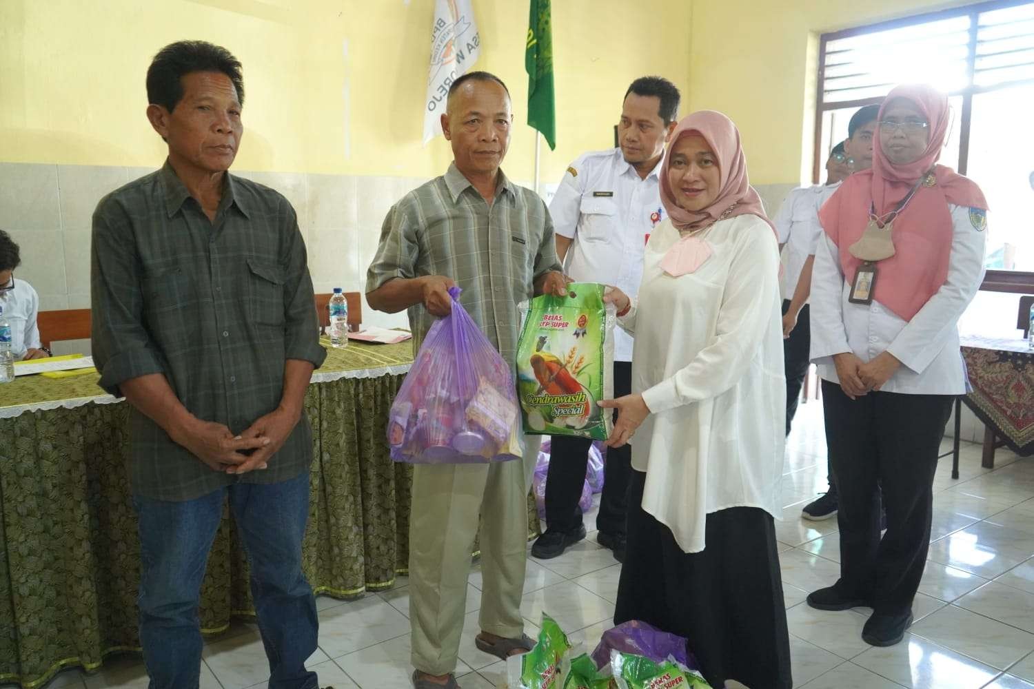 Pemkab Kediri menyalurkan bansos untuk warga korban kerusuhan antar perguruan pencak silat di Ngadiluwih. (Foto: Kominfo Kabupaten Kediri)