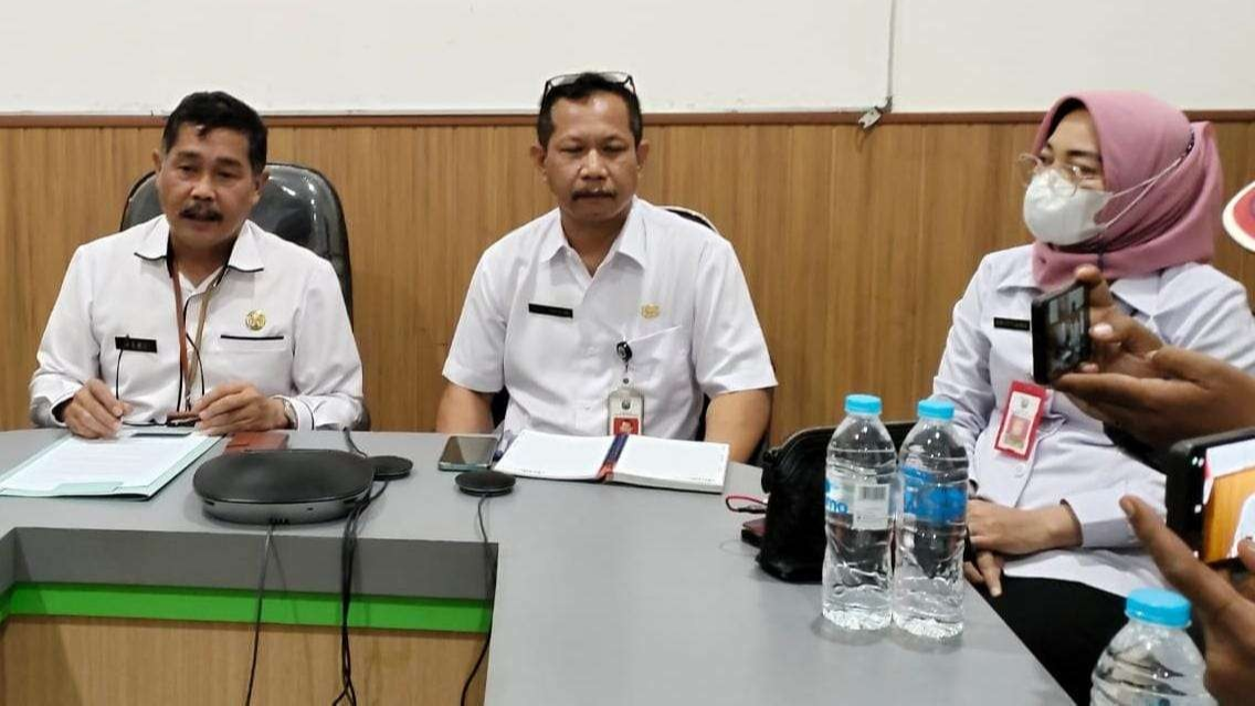 Kepala Dinas Penanaman Modal dan Pelayanan Terpadu Satu Pintu (DPMPTSP) Kabupaten Probolinggo, Kristiana Ruliani (paling kanan) saat menjelaskan mobil dinas yang digunakan putrinya. (Foto: Ikhsan Mahmudi/Ngopibareng.id)