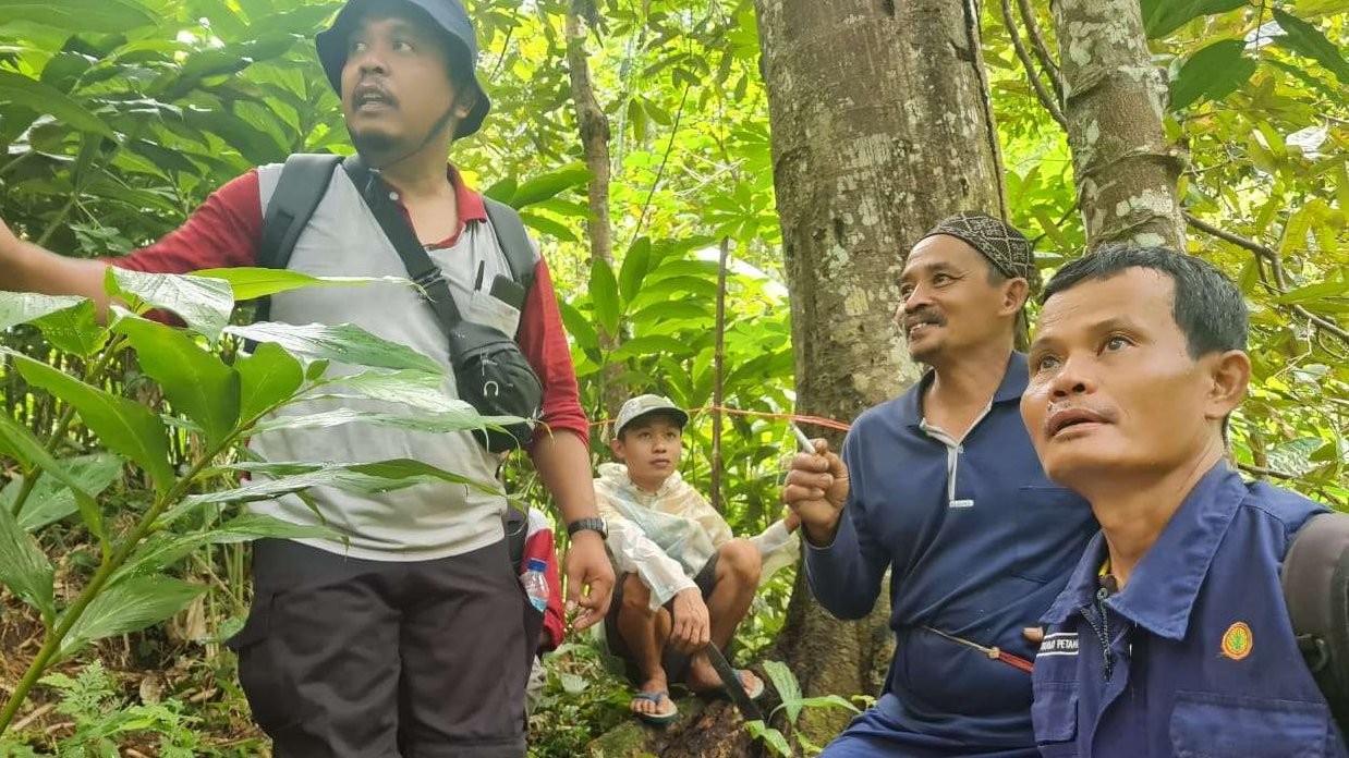 Puluhan warga Desa Wadas yang dulu menolak keras penambangan kini justru ikhlas tanahnya diukur, Selasa 10 Januari 2023. (Foto: Istimewa)