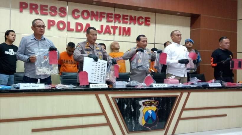 Kapolda Jatim, Irjen Pol Toni Harmanto bersama JPU menunjukkan barang bukti penangkapan pelaku perampokan rumah dinas (rumdis) Walikota Blitar, Santoso, saat konferensi pers di Mapolda Jatim, Surabaya, Kamis 12 Januari 2023. (Foto: Fariz Yarbo/Ngopibareng.id)