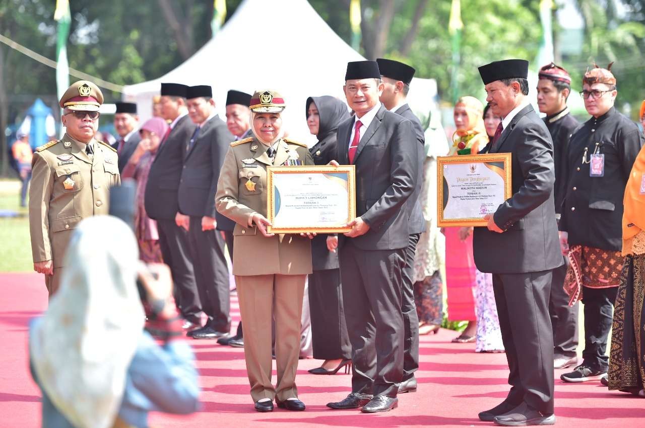 Bupati Lamongan, Yuhronur Efendi saat menerima penghargaan K3 dari Gubernur Jawa Timur, Khofifah Indar Parawansa. (Foto: Dok. Dinas Kominfo Lamongan)