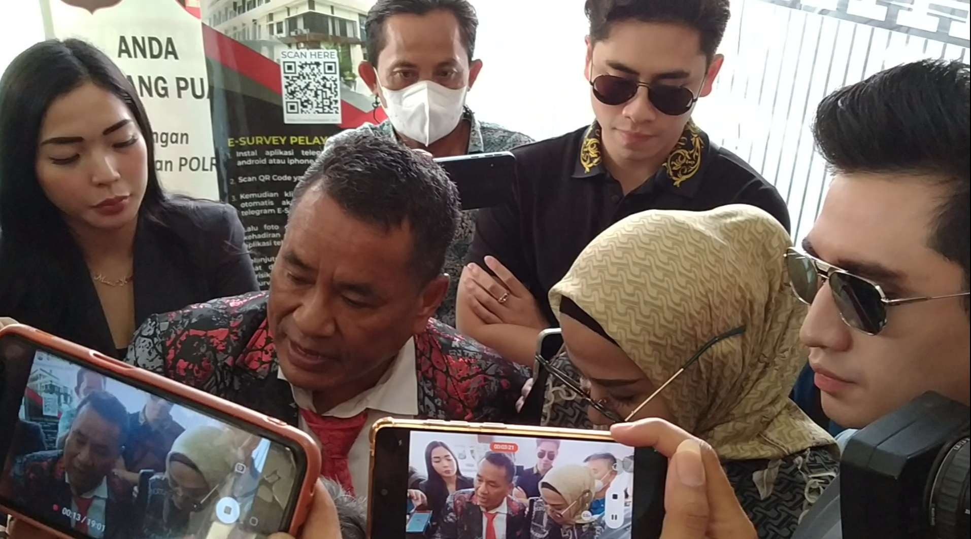 Artis Venna Melinda bersama kuasa hukumnya Hotman Paris Hutapea menghadiri pemeriksaan lanjutan kasus KDRT di Mapolda Jatim, Surabaya, Kamis 12 Januari 2023. (Foto: Fariz Yarbo/Ngopibareng.id)