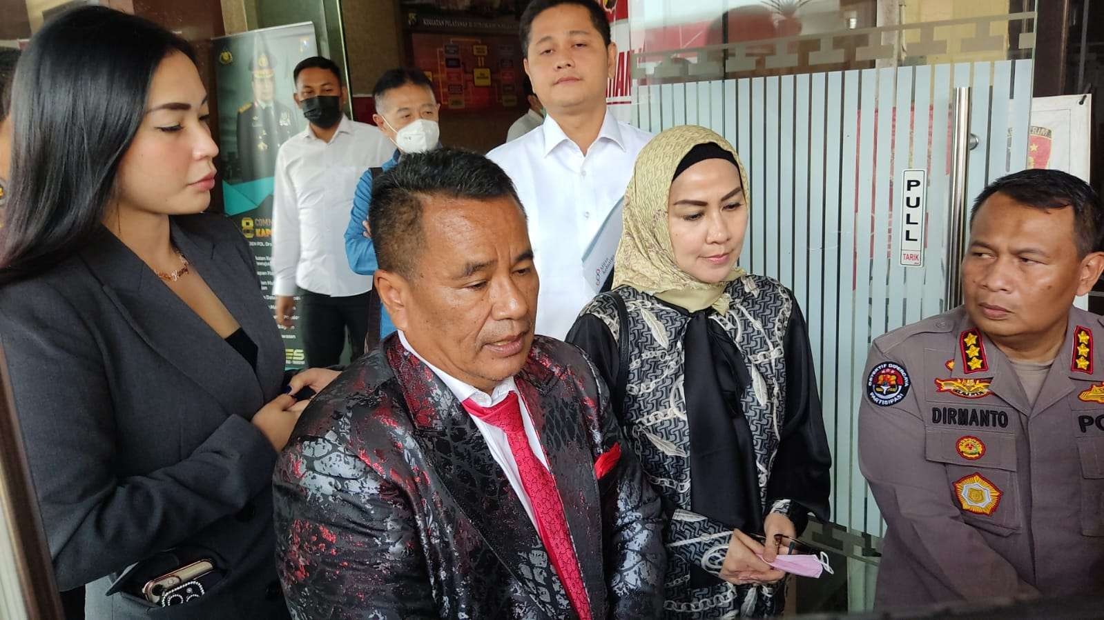 Pengacara, Hotman Paris Hutapea mendampingi kliennya Venna Melinda menjalani pemeriksaan tambahan terkait kasus KDRT di Mapolda Jatim, Surabaya, Kamis 12 Januari 2023. (Foto: Fariz Yarbo/Ngopibareng.id)