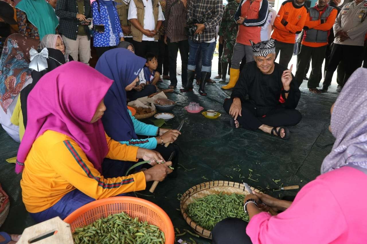 Ganjar bersama ibu-ibu di tempat pengungsian korban banjir Kudus. (Foto: dok. Humas Pemprov Jateng)