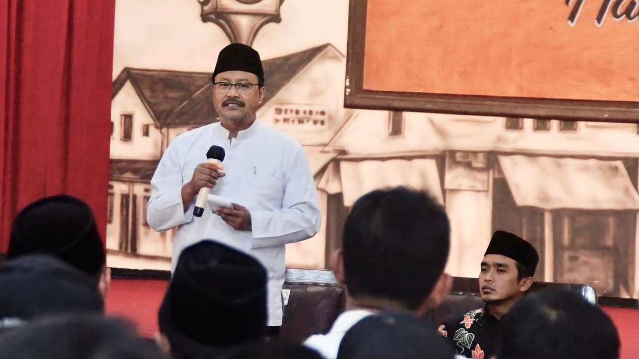 Walikota Pasuruan Saifullah Yusuf atau akrab disapa Gus Ipul dan wakilnya, Adi Wibowo, melakukan deklarasi damai bersama kelompok perguruan pencak silat. (Foto: Diskominfo Kota Pasuruan)