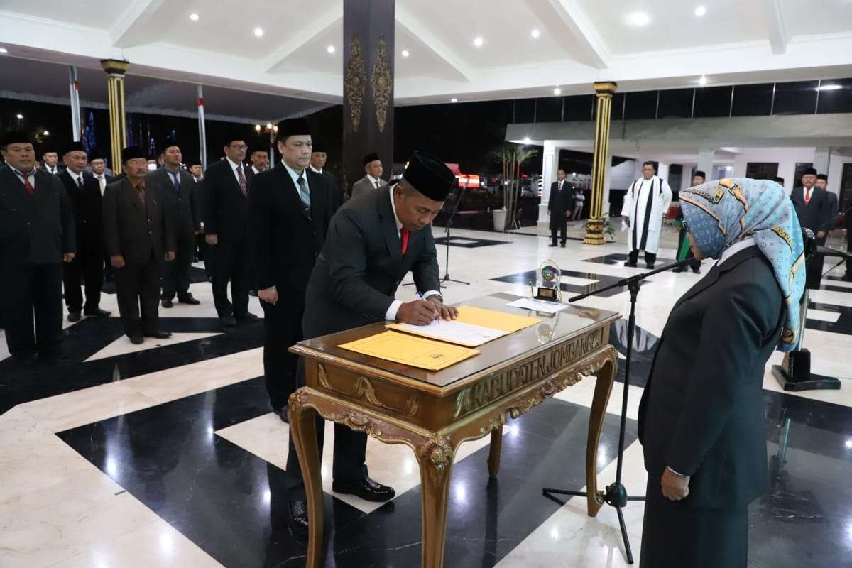 Pelantikan dan pengambilan sumpah pejabat Pimpinan Tinggi Pratama, Pejabat Administrasi, Kepala Sekolah, dan Kepala Puskesmas di Pendopo, Jum’at 30 Desember 2022 malam. (Foto: Istimewa)