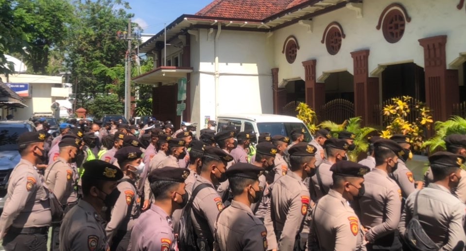 Polisi bakal sweeping suporter, saat menjelang sidang Tragedi Kanjuruhan (Foto: Andhi Dwi/Ngopibareng.id)