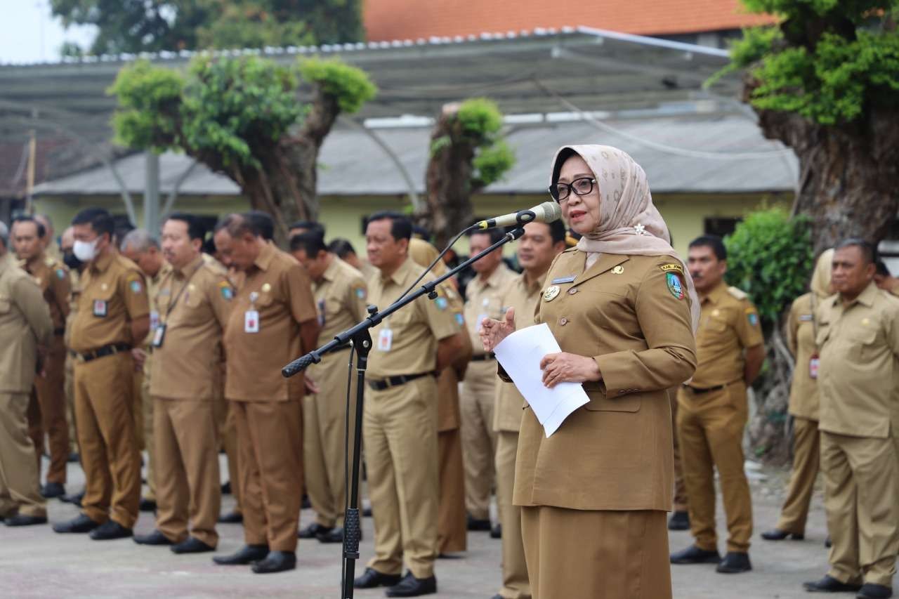 Seluruh ASN mengikuti apel kerja yang dipimpin langsung Bupati Jombang Hj Mundjidah Wahab di lapangan Pemkab Jombang. (Foto: Istimewa)