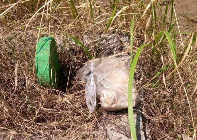 Bungkusan berisi "pocong" kecil di atas makam. (Foto: Ikhsan Mahmudi/Ngopibareng.id)