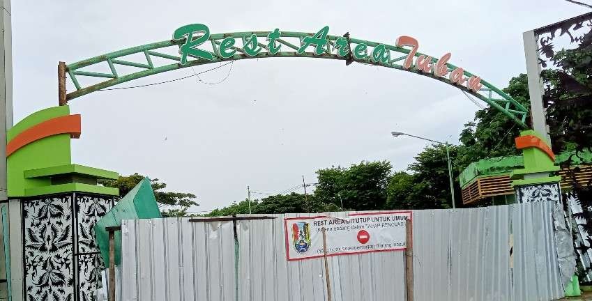 Pintu keluar masuk rest area Tuban masih ditutup karena proyek revitalisasi masih belum selesai. (Foto: Khoirul Huda/Ngopibareng.id)