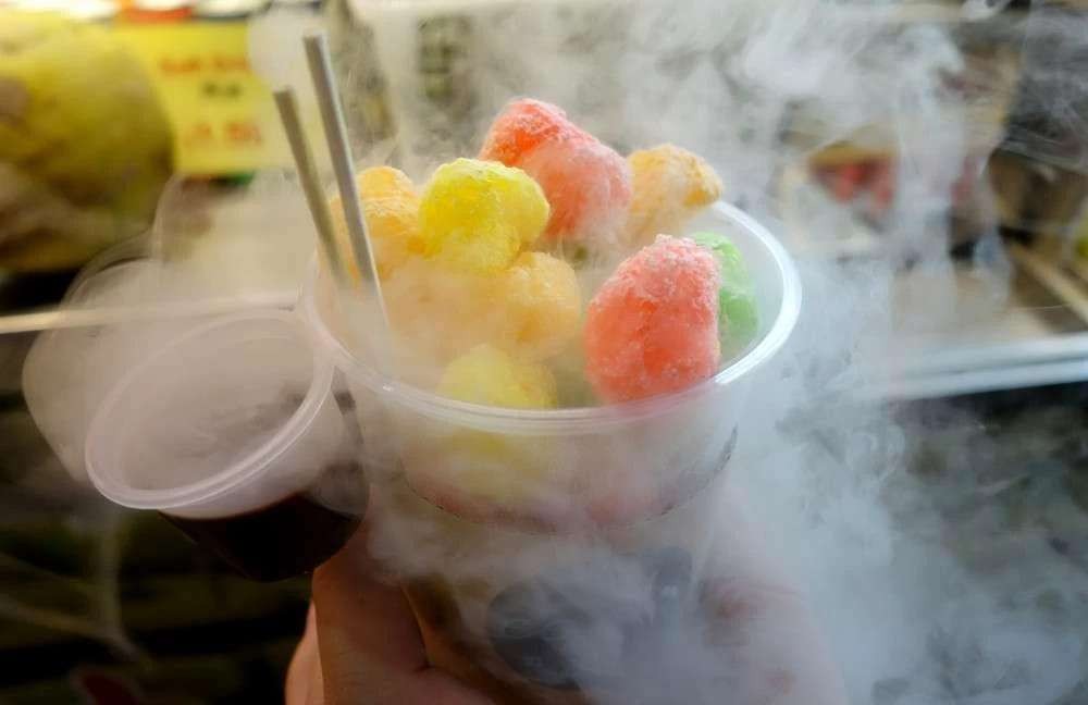 Jajanan chiki ngebul atau Ice Smoke mengandung nitrogen cair yang berbahaya jika dikonsumsi. (Foto: Dok Kemenkes RI)