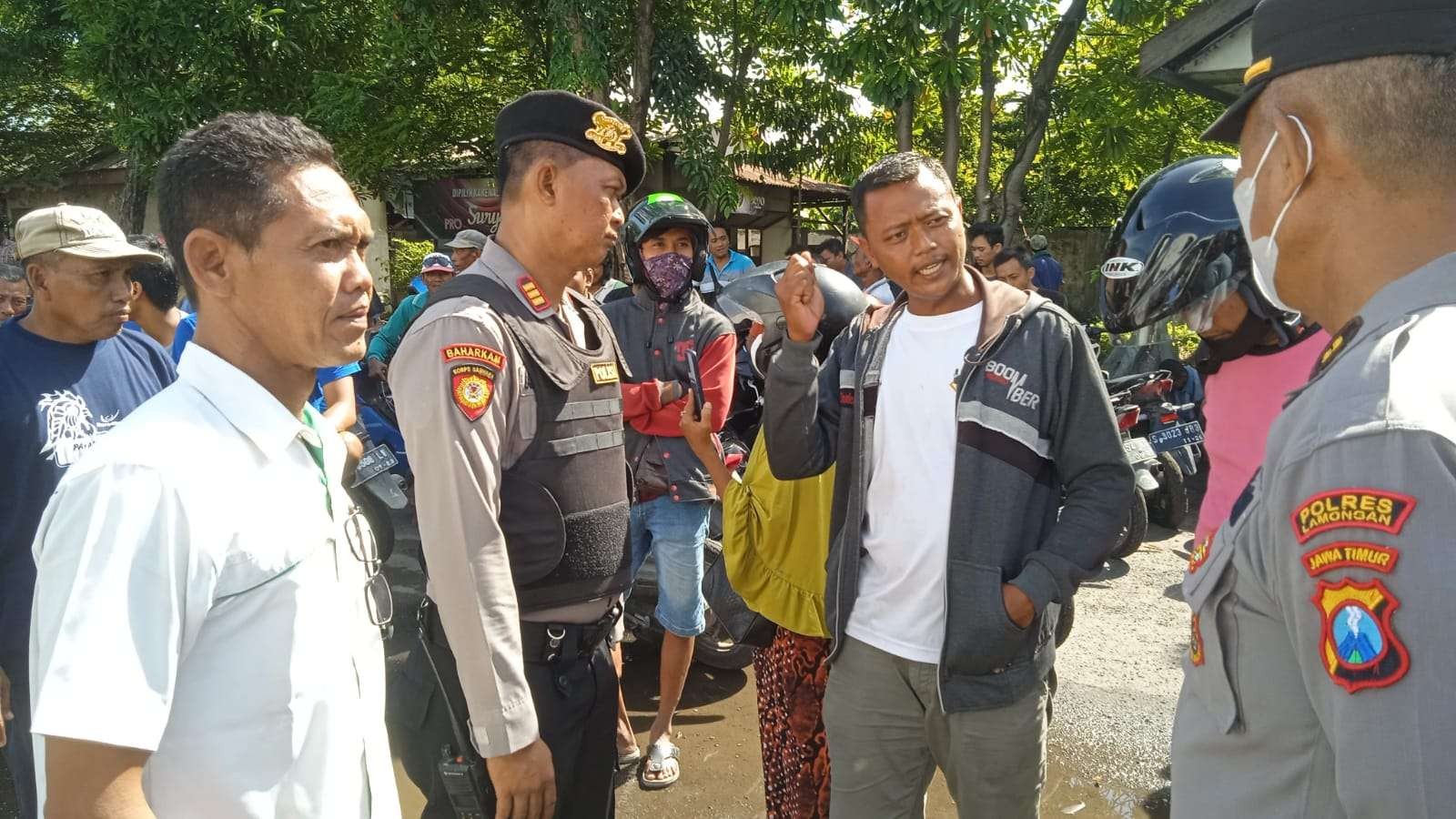 Petani tambak Lamongan saat mendatangi gudang pupuk di Jalan Raya Jakgung Suprapto, Lamongan (Foto: Imron Rosidi/Ngopibareng.id)