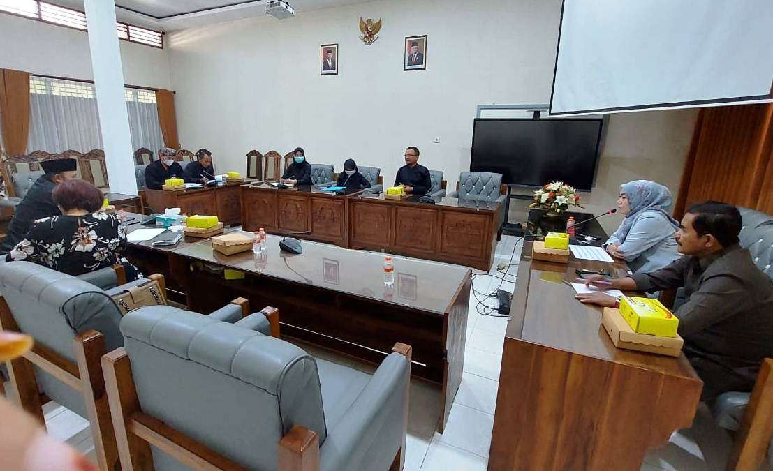 DPRD Banyuwangi melakukan rapat evaluasi dengan dinas terkait. (Foto: Istimewa)