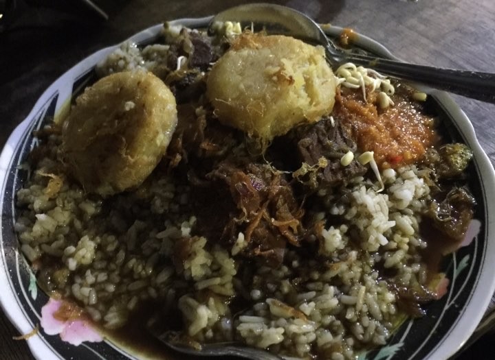 Satu porsi nasi rawon Mbak Ten, Blimbing, Kota Malang (Foto: Lalu Theo/Ngopibareng.id)