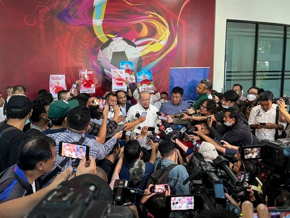 LaNyalla Mahmud Mattalitti menyerahkan berkas pencalonan Ketua Umum PSSI di KLB pada 16 Februari 2023 nanti. (Foto: dok. Biro Media dan Pers LaNyalla)