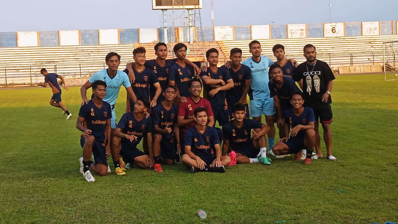 Para pemain Persela Lamongan menyempatkan foto bersama di tengah-tengah latihan di Stadion Surajaya Lamongan. (Foto: Imron Rosidi/Ngooibarengi.d)