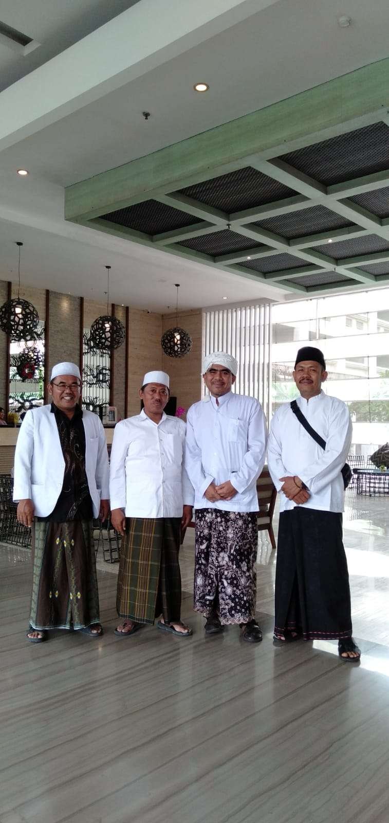 KH Abdul Ghofur Maimoen bercengkrama santai dengan KH. Fathurrahim bin KH. Ahmad Al Hadi, Pengasuh Pesantren Nuris, Jembrana Bali, di kediamannya. (Foto: istimewa)